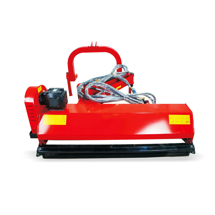 Traktor dipasang pemotong flail